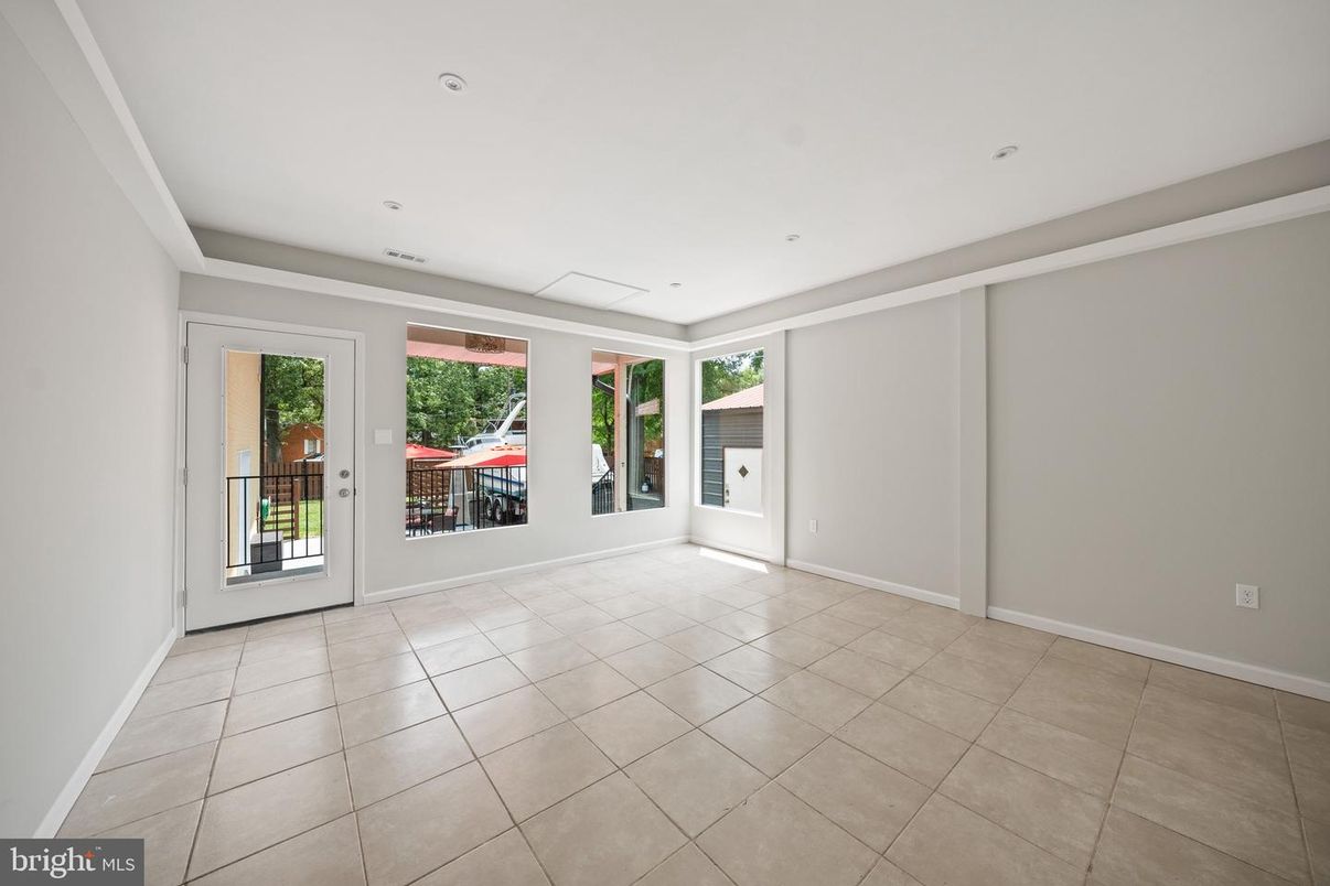 Empty room, Interior, Recessed Lighting