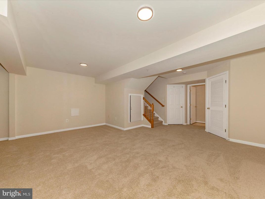 Empty room, Interior, Recessed Lighting