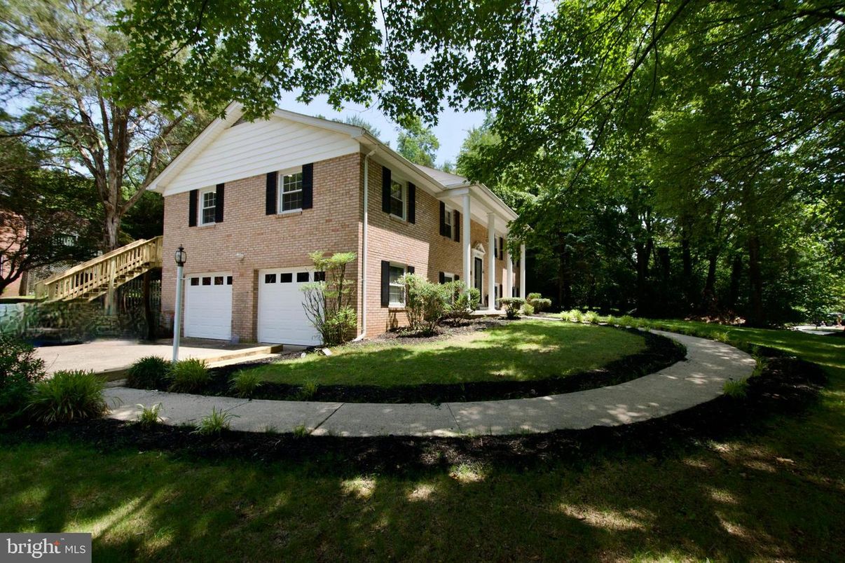 Attached, Backyard, Exterior, Facade, Brick Facade, Georgian