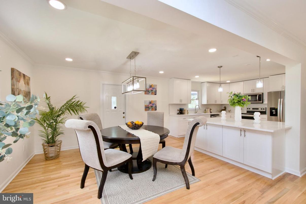 Dining room, Interior, Kitchen, Pendant Lights, Recessed Lighting, Stainless Steel Appliances, Wood Texture Flooring