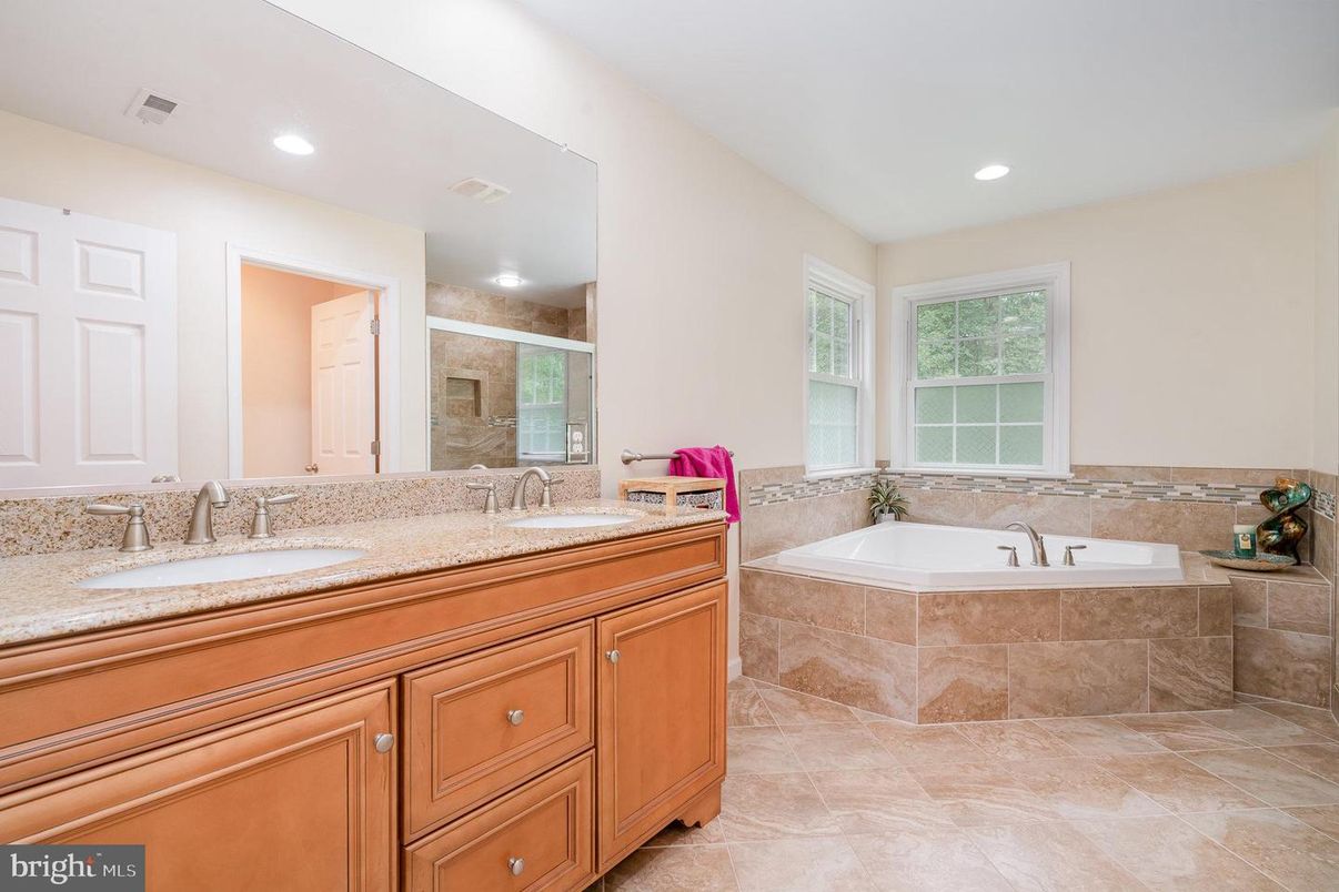 Bathroom, Dual Sink Vanities, Interior, Recessed Lighting