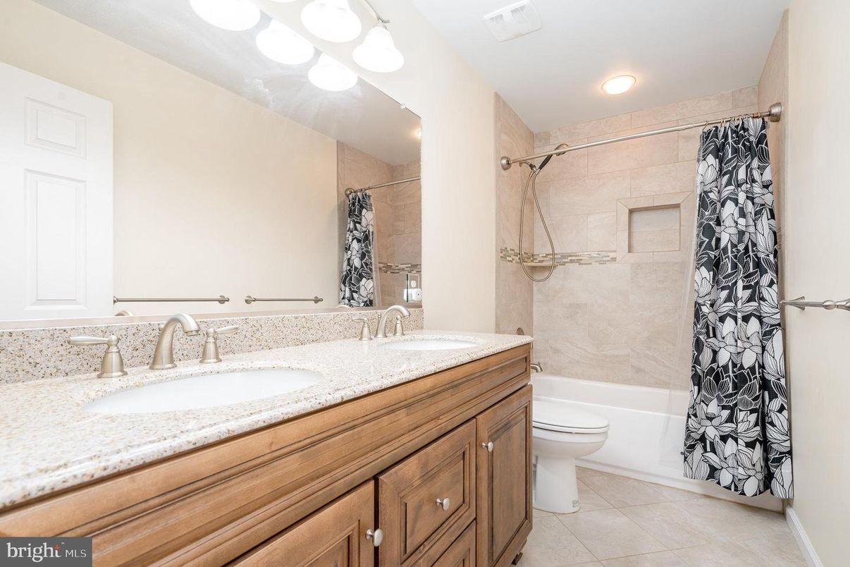 Bathroom, Dual Sink Vanities, Interior, Recessed Lighting