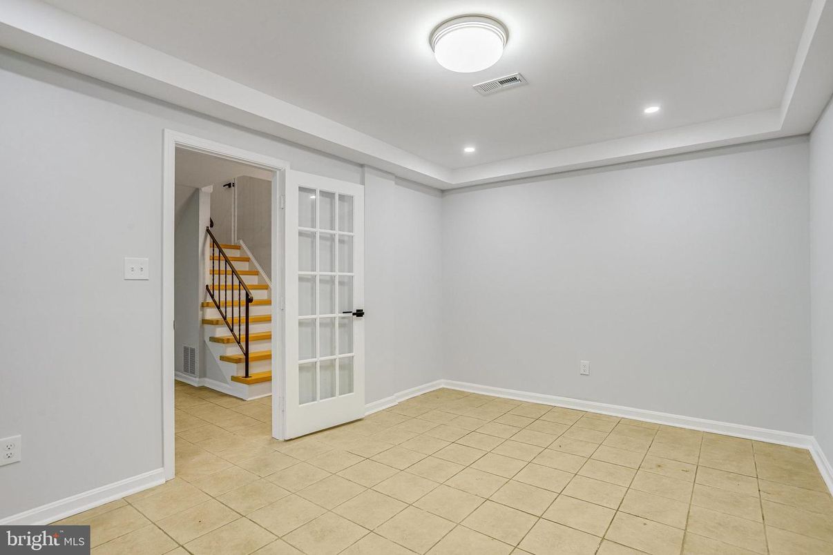 Empty room, Interior, Recessed Lighting