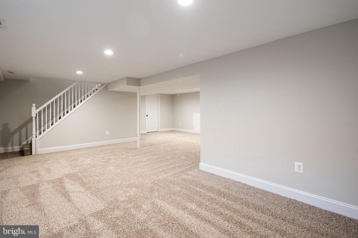 Empty room, Interior, Recessed Lighting