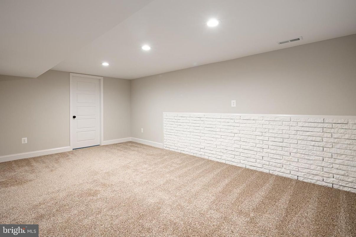 Empty room, Interior, Recessed Lighting