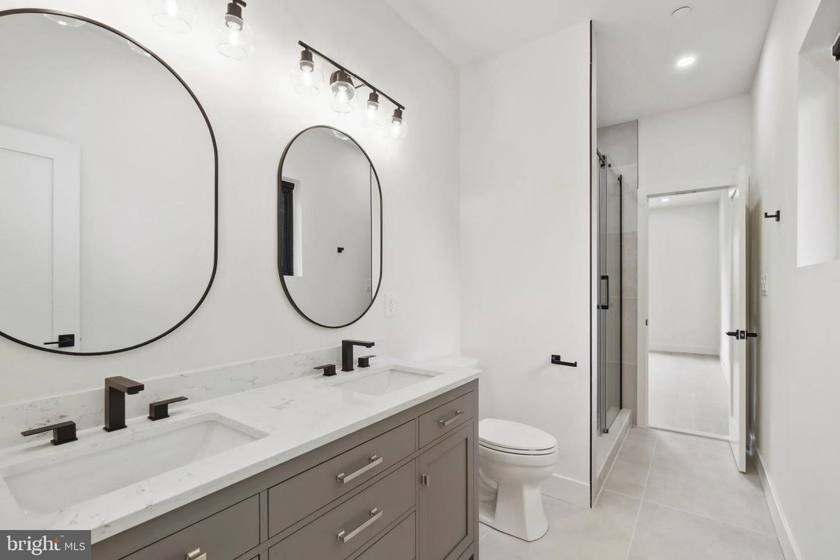 Bathroom, Dual Sink Vanities, Interior, Recessed Lighting