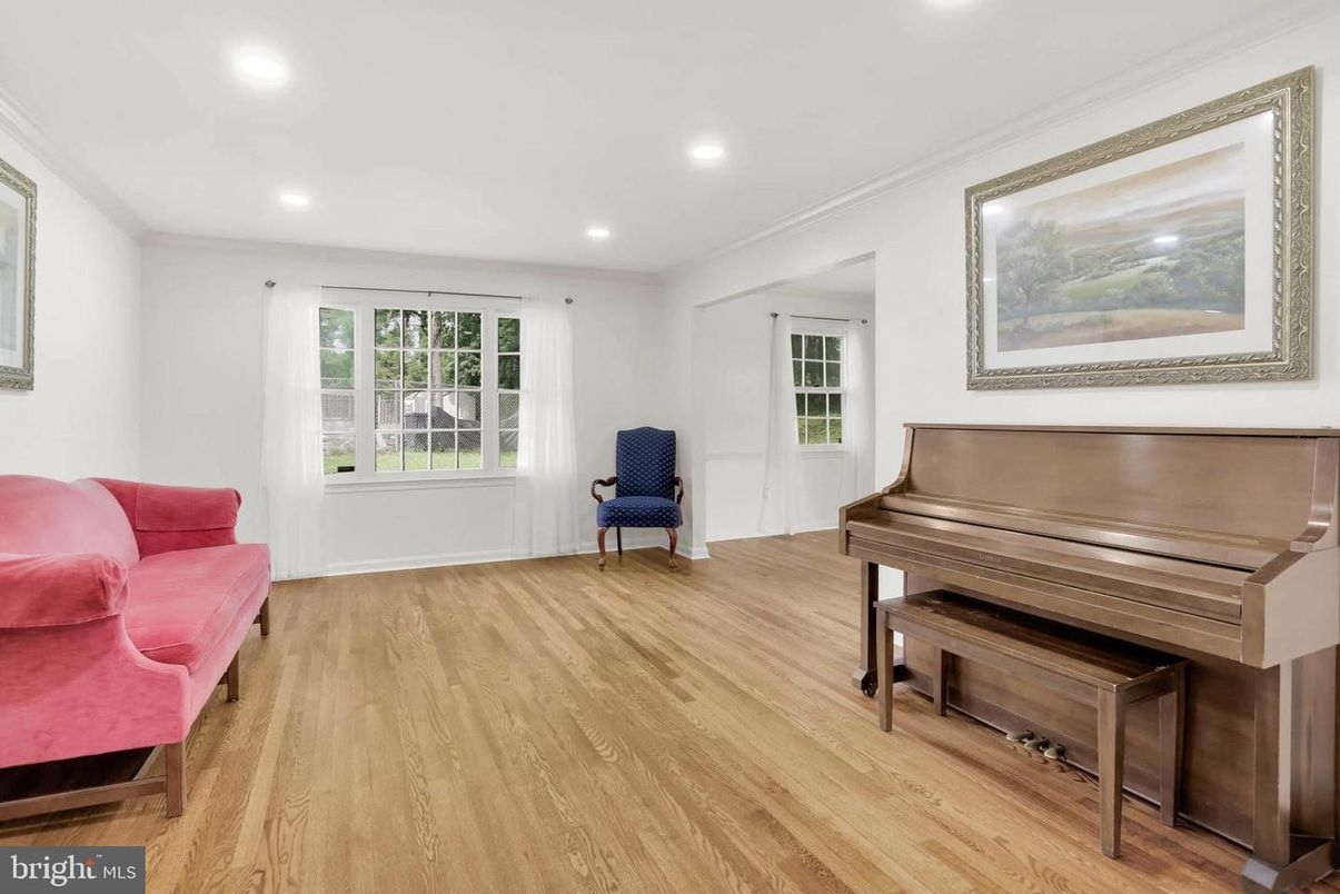 Interior, Piano, Recessed Lighting, Wood Texture Flooring