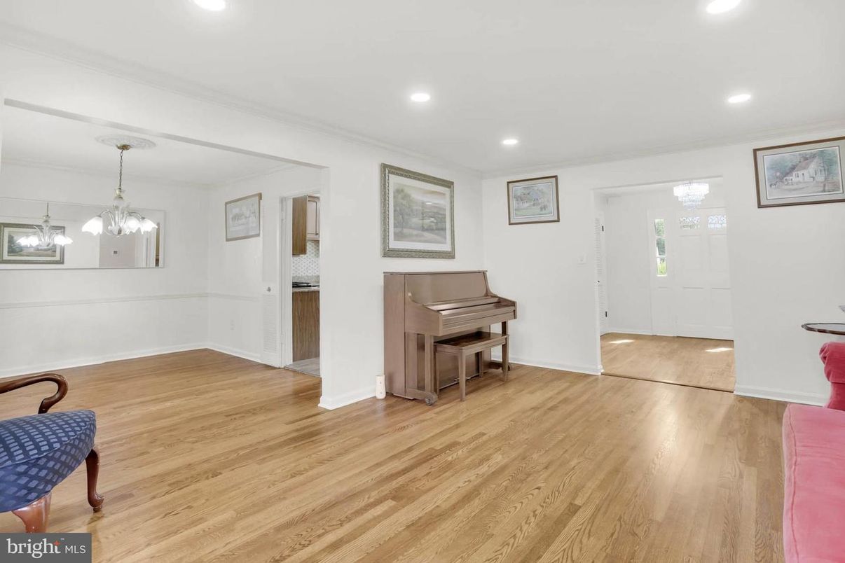 Interior, Pendant Lights, Piano, Recessed Lighting, Wood Texture Flooring