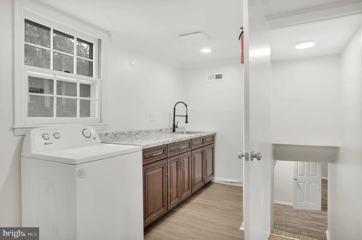 Interior, Recessed Lighting, Washer, Wood Texture Flooring