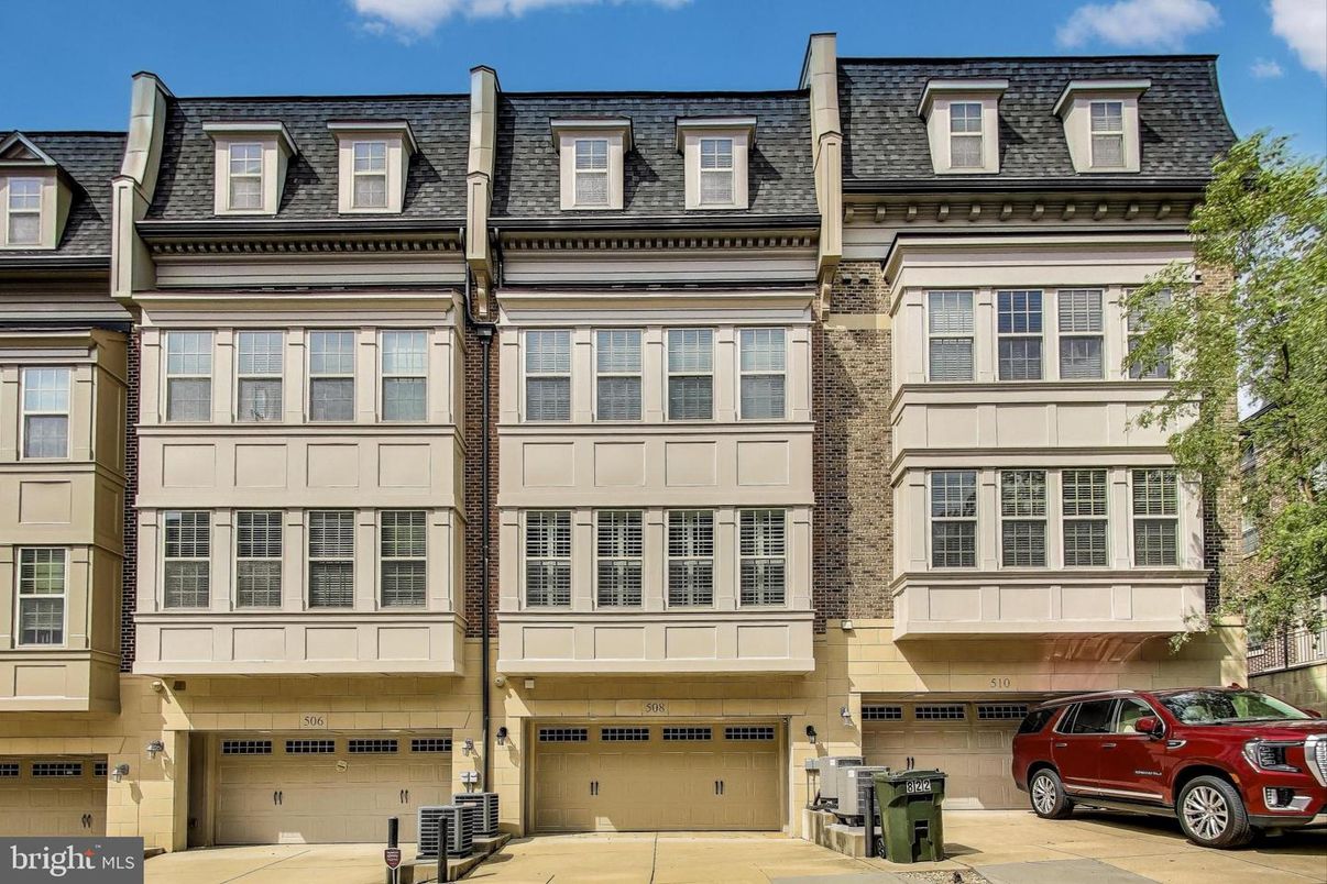 Attached, Exterior, Facade, Rowhouse
