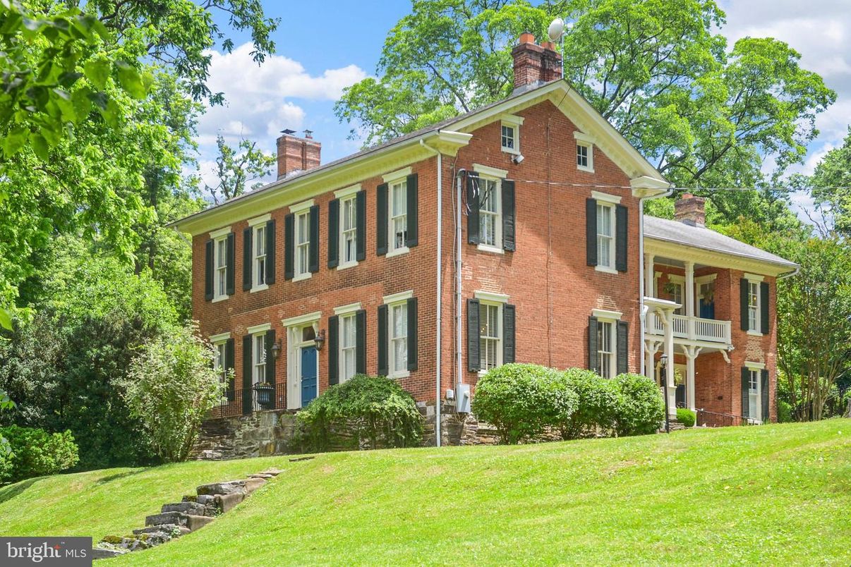 Exterior, Facade, Brick Facade, Georgian
