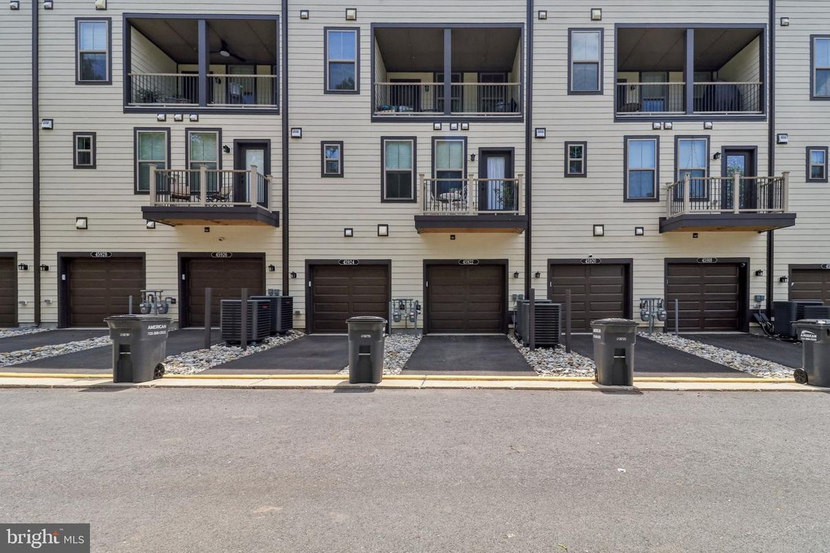 Attached, Exterior, Facade, Rowhouse