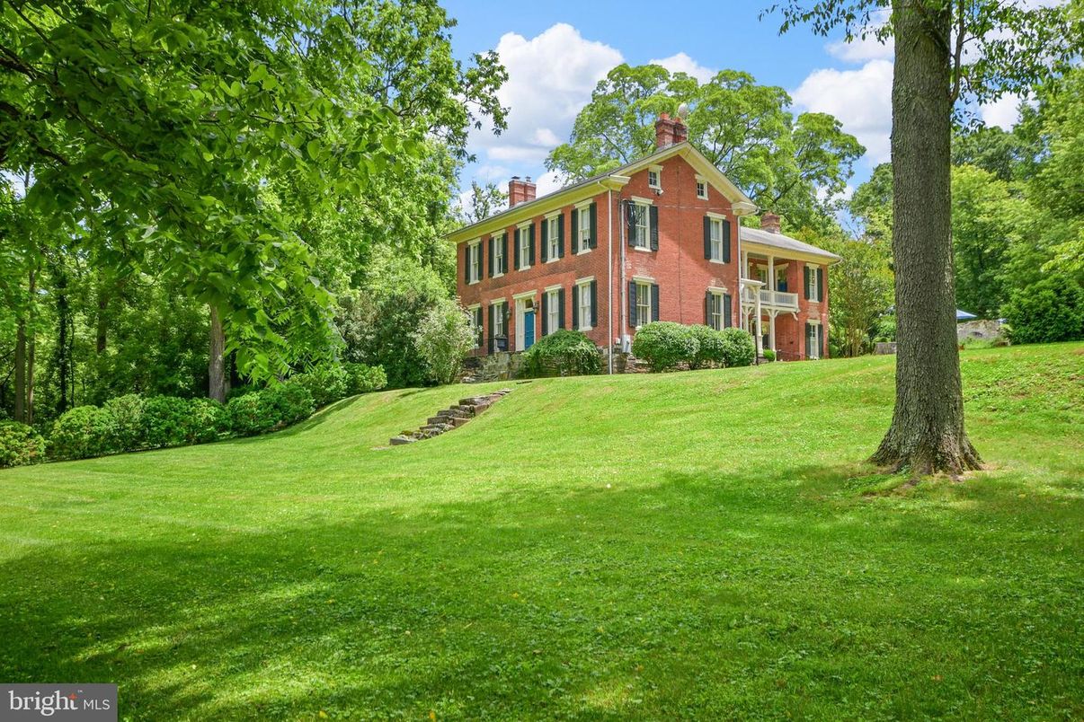Backyard, Exterior, Facade, Brick Facade, Georgian