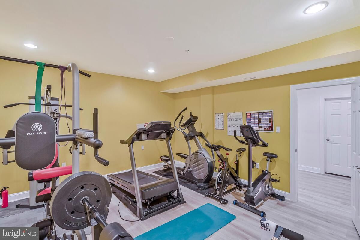 Fitness Equipment, Interior, Recessed Lighting, Wood Texture Flooring