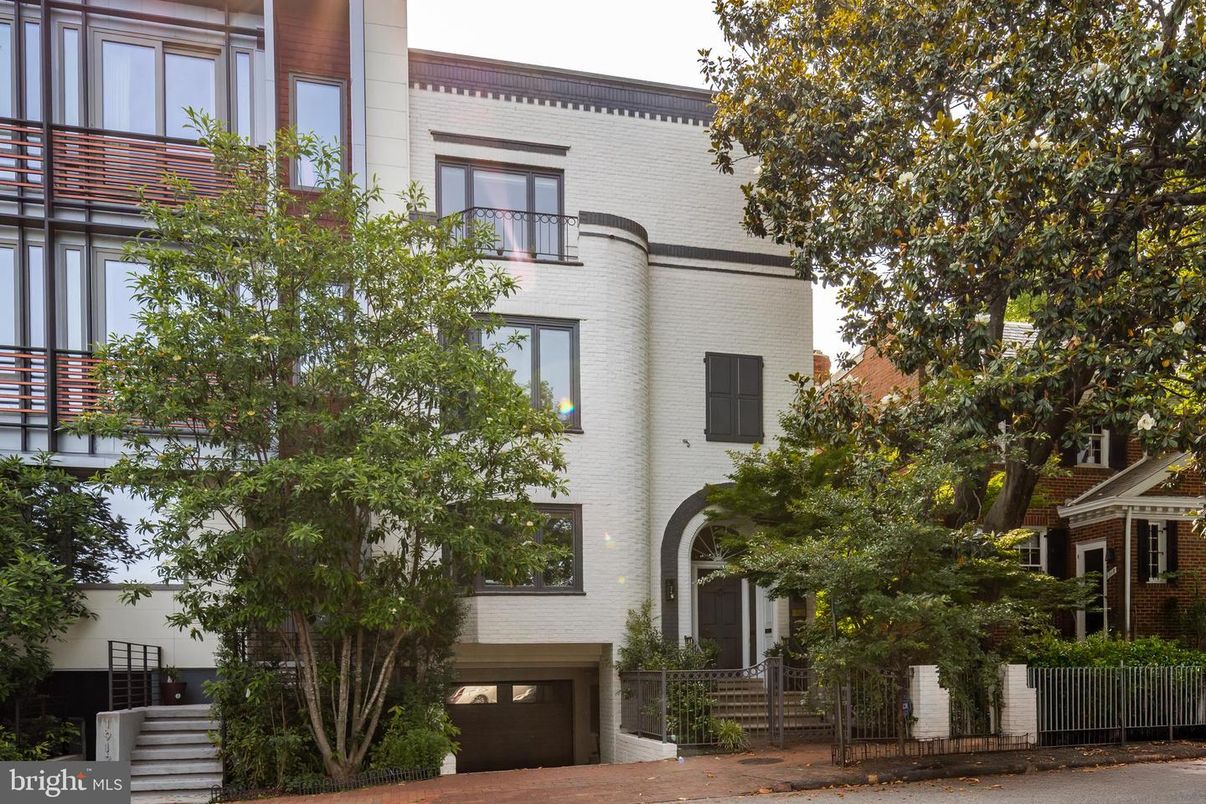 Attached, Exterior, Facade, Rowhouse