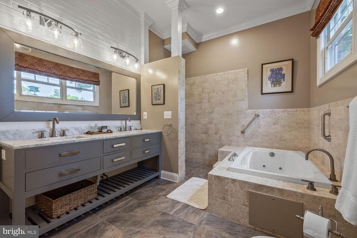 Bathroom, Dual Sink Vanities, Interior, Recessed Lighting