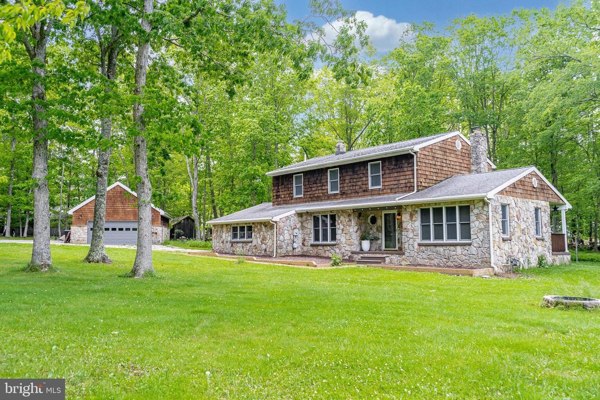 Backyard, Detached Garage, Exterior, Facade, Split Level
