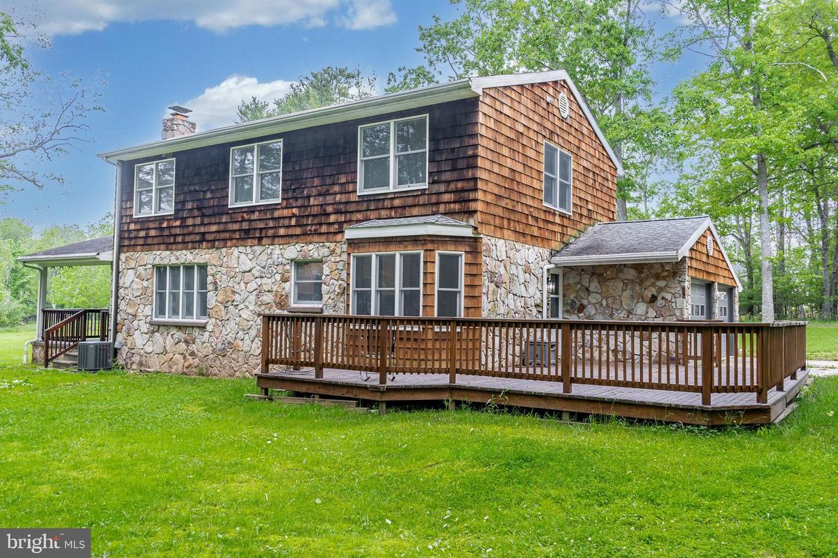 Exterior, Facade, Raised Ranch