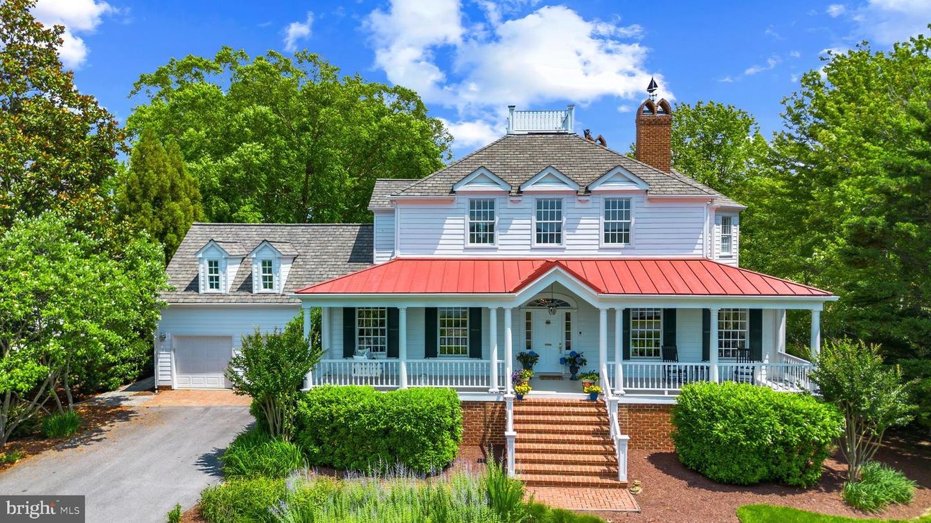 Attached, Exterior, Facade, Queen Anne Victorian