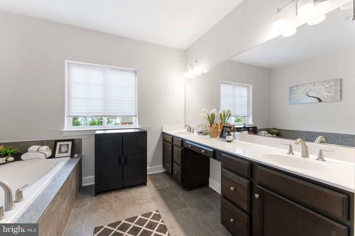 Bathroom, Dual Sink Vanities, Interior