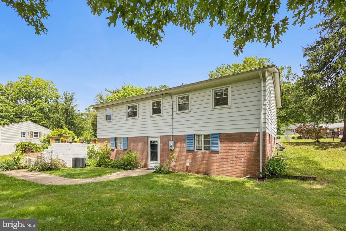Exterior, Facade, Brick Facade, Raised Ranch