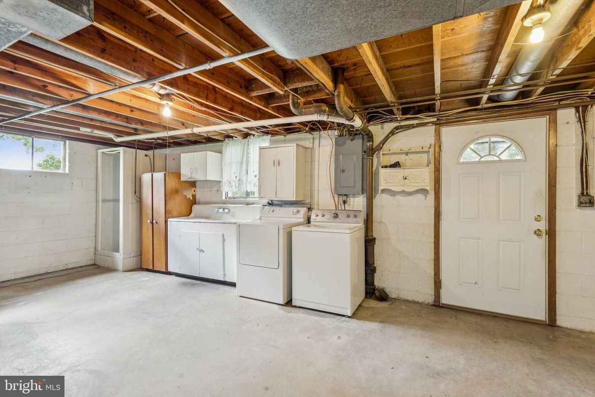 Interior, Washer, Wooden Beams, Wooden Ceilings