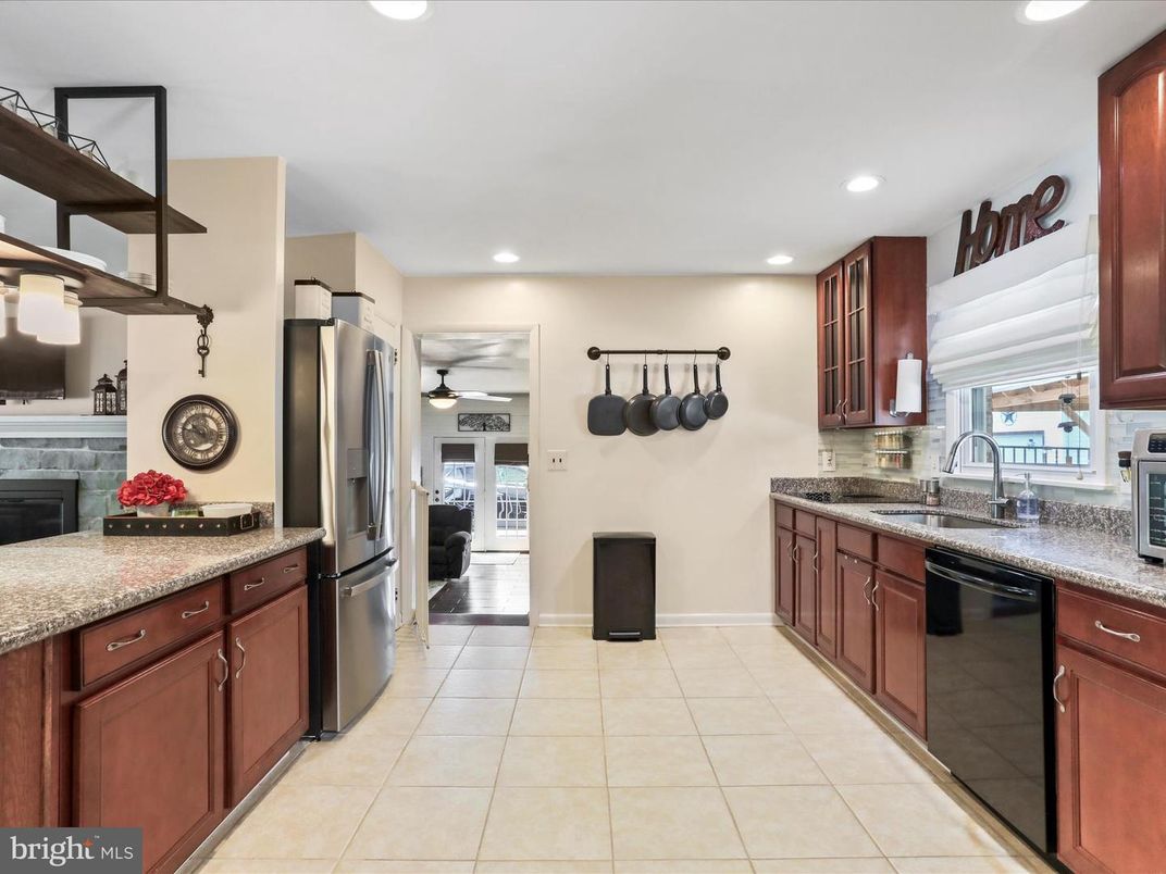 Fireplace, Interior, Kitchen, Recessed Lighting