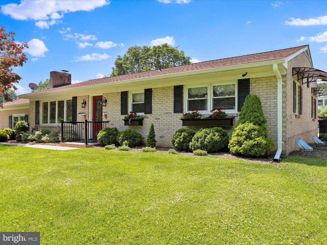 Exterior, Facade, Brick Facade, Ranch