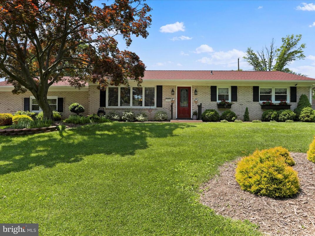 Exterior, Facade, Brick Facade, Ranch