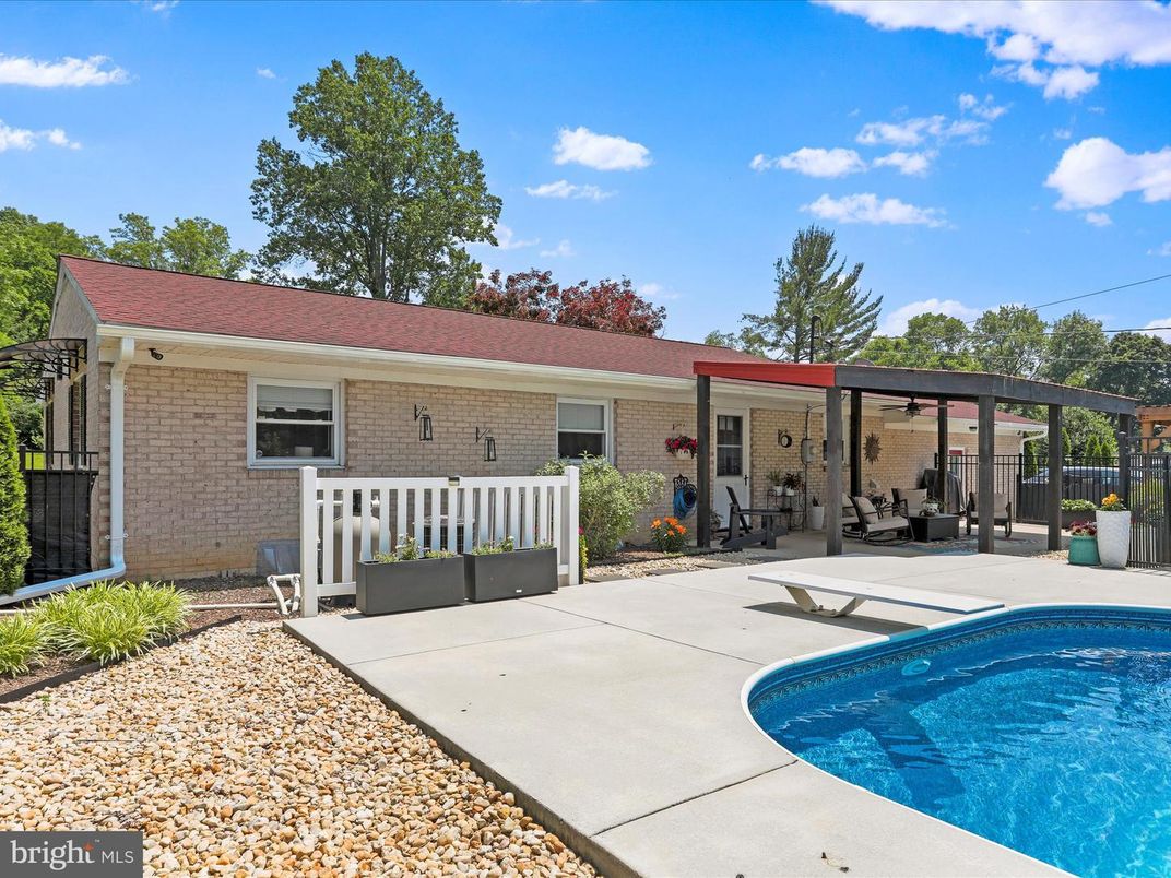 Exterior, Pool