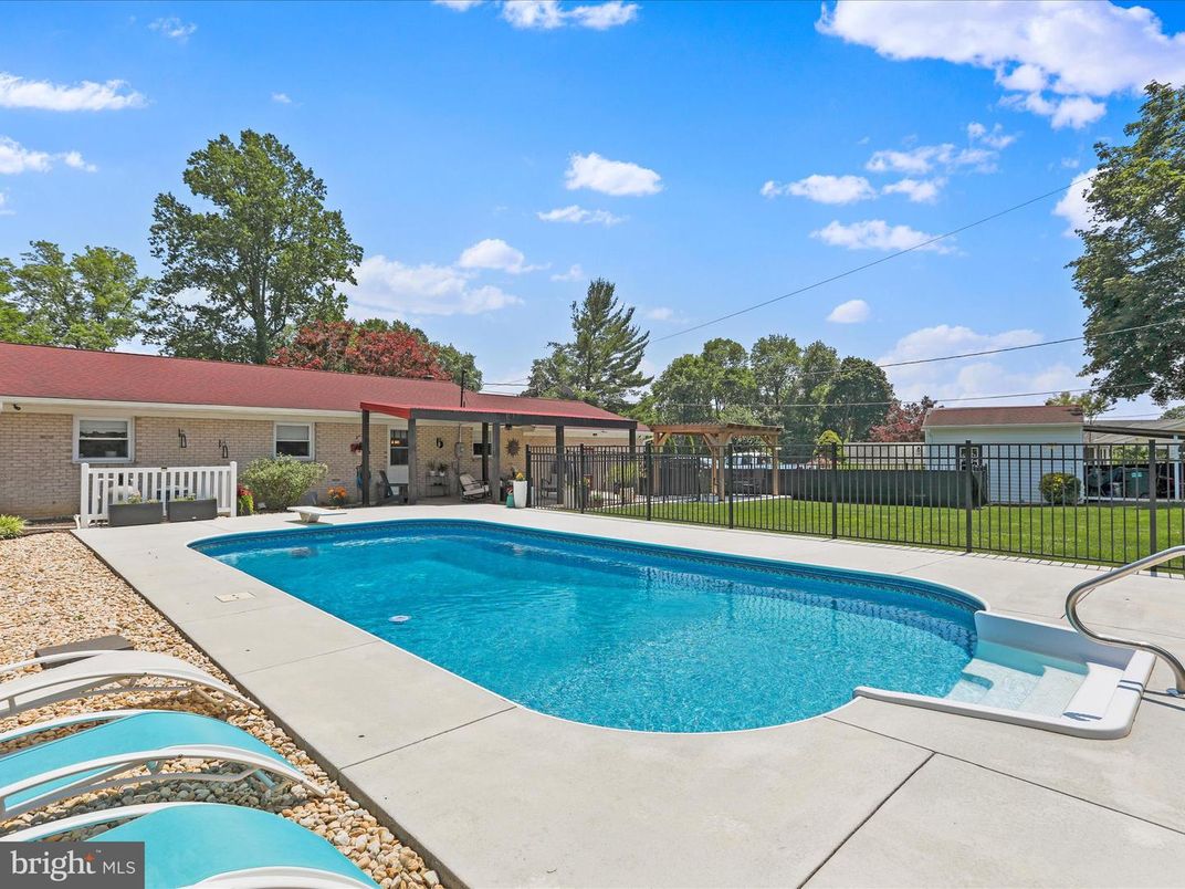 Exterior, Pool