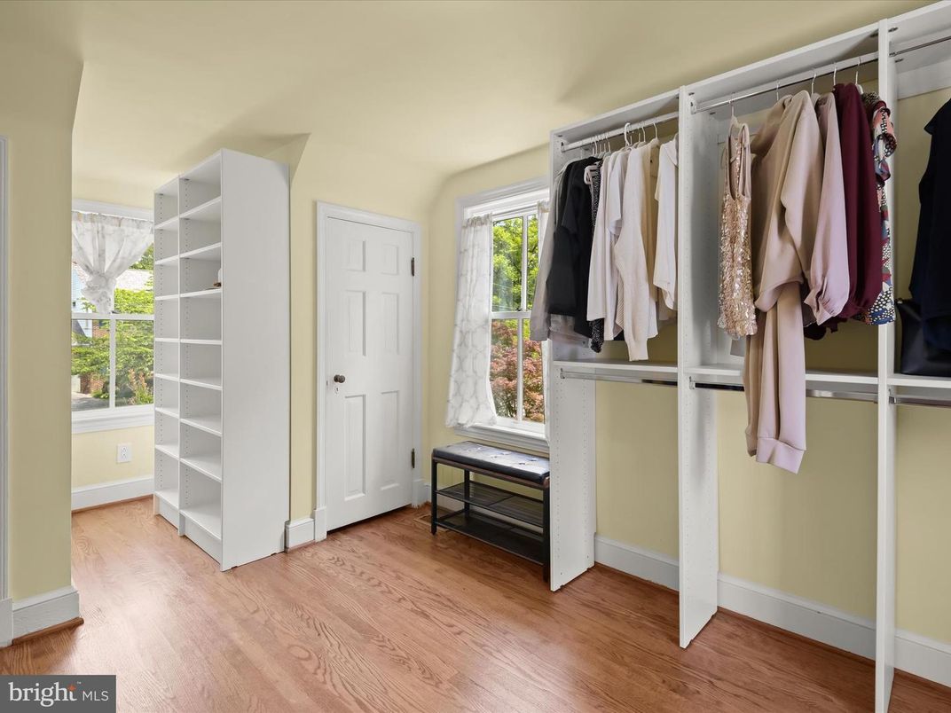 Interior, Walk-in Closets, Wood Texture Flooring