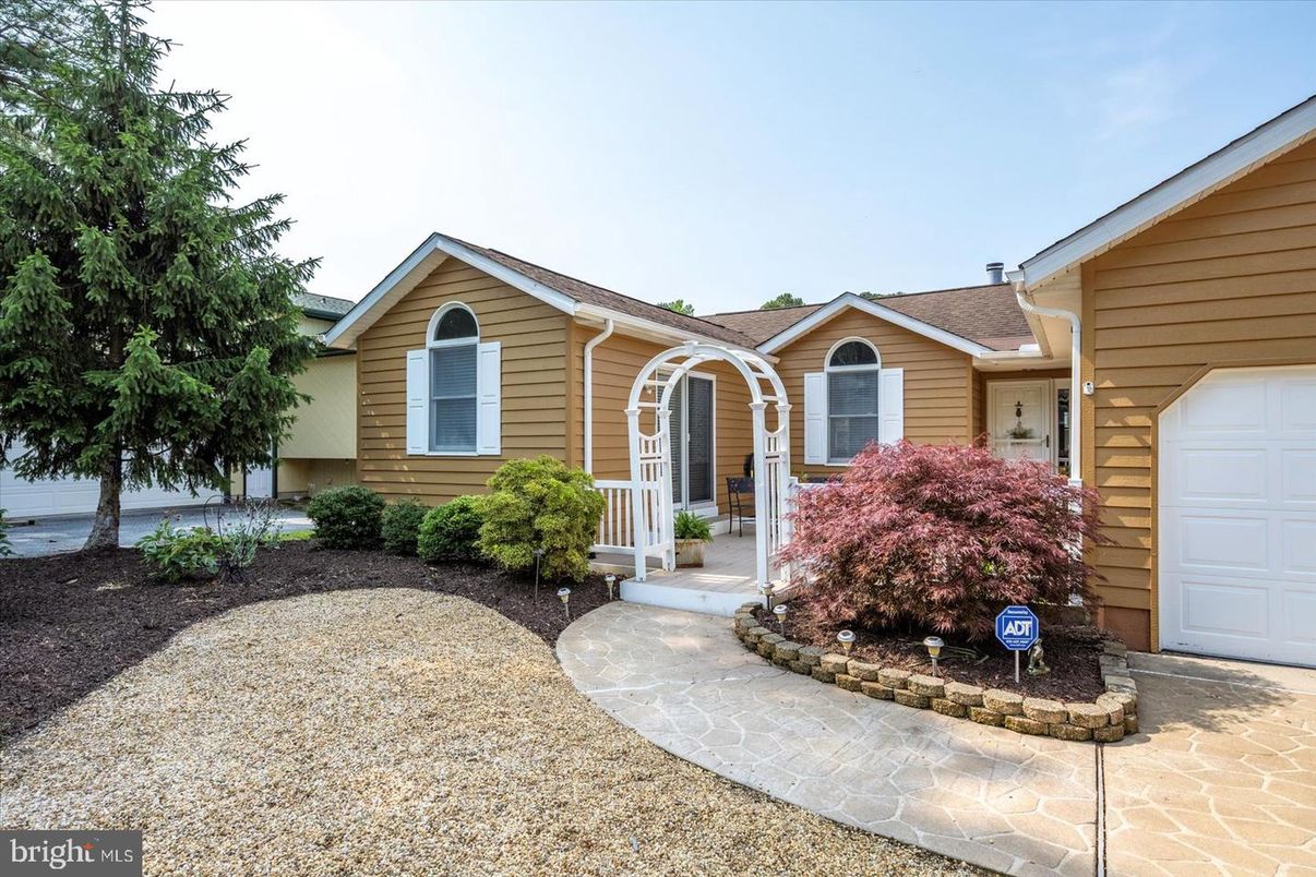 Attached, Exterior, Facade, Ranch