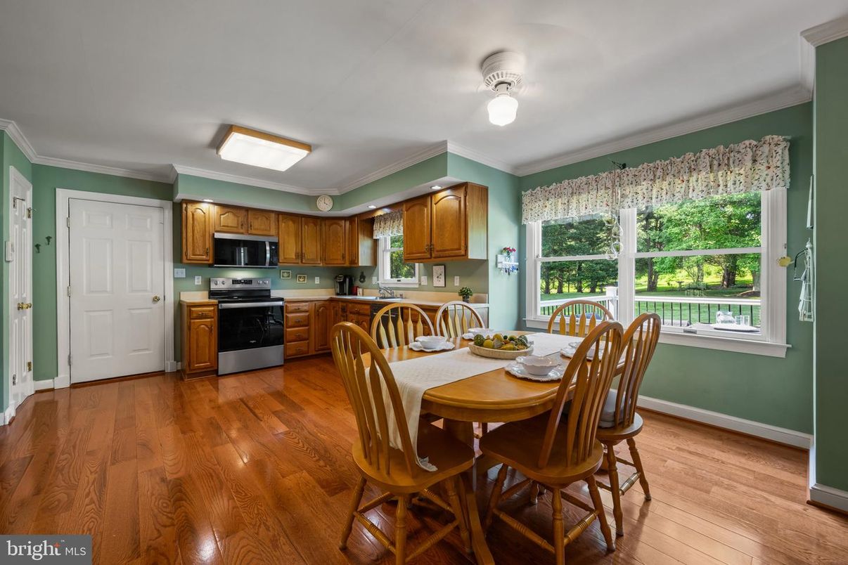 Dining room, Interior, Kitchen, Stainless Steel Appliances, Wood Texture Flooring
