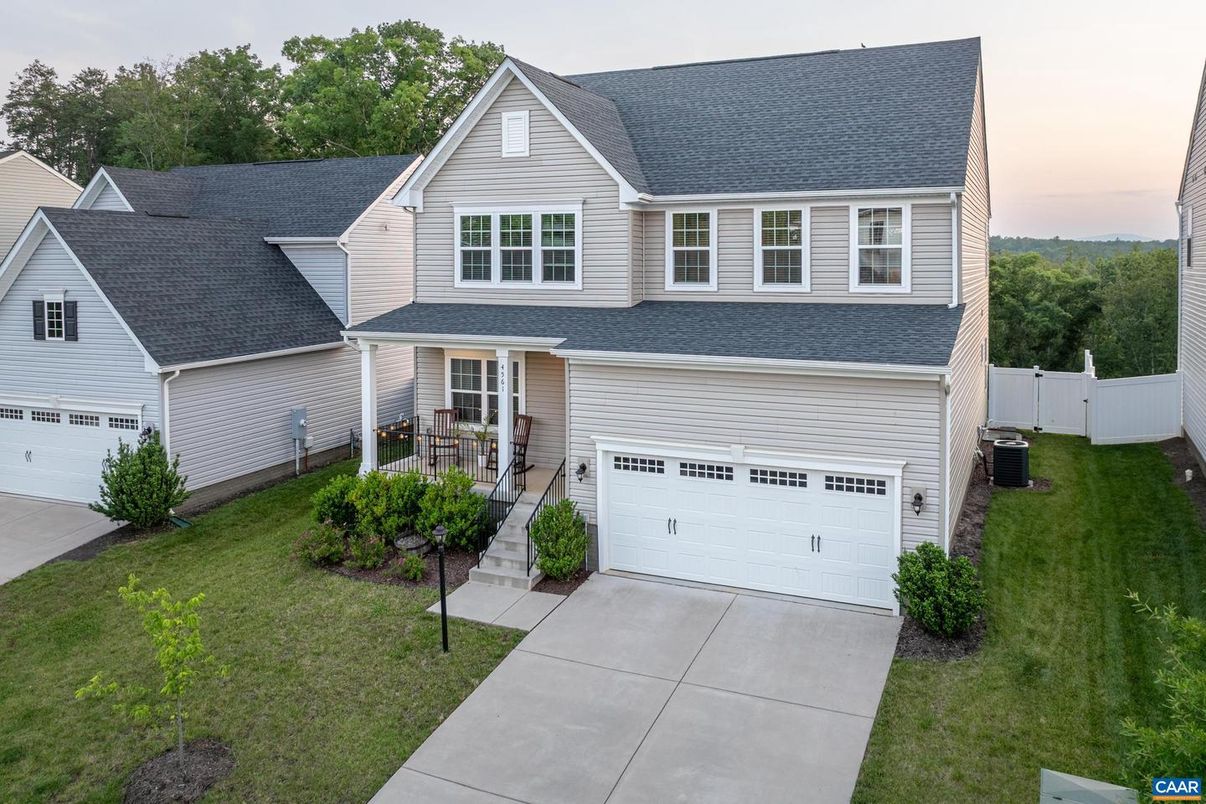Attached, Exterior, Facade, Farmhouse