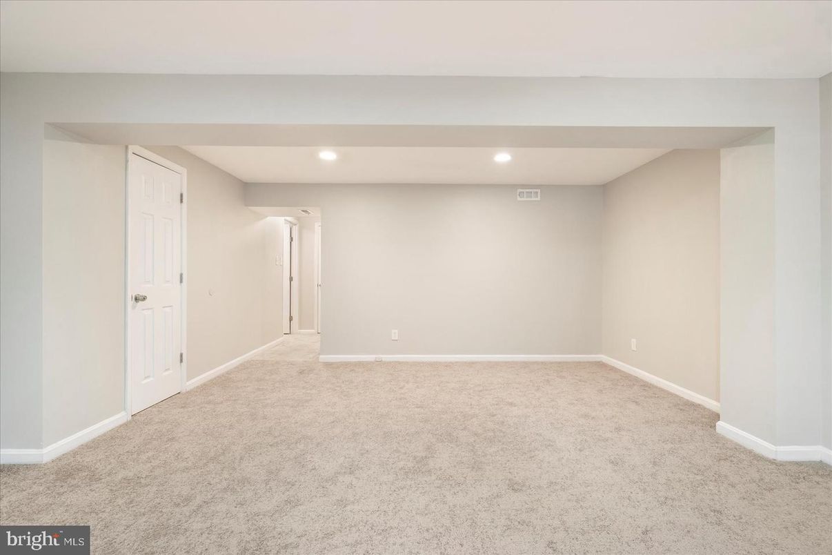 Empty room, Interior, Recessed Lighting