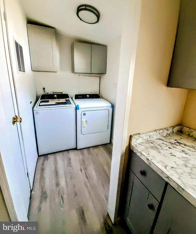 Interior, Washer, Wood Texture Flooring