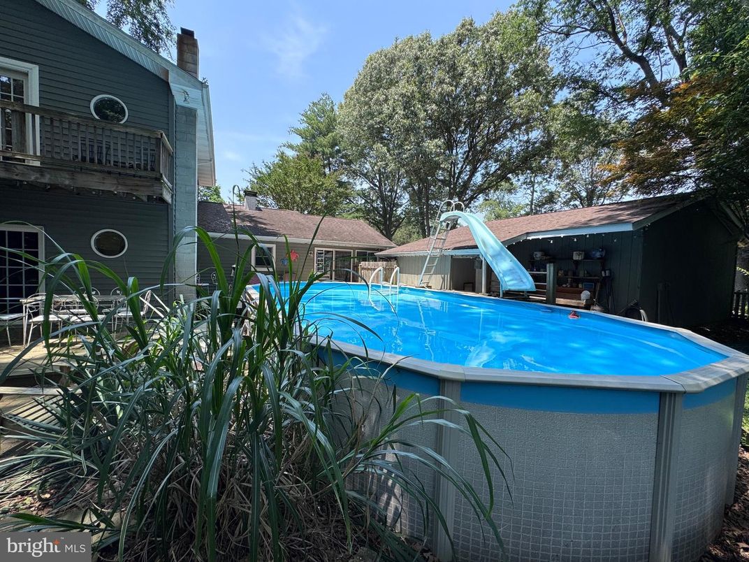 Exterior, Playground, Pool