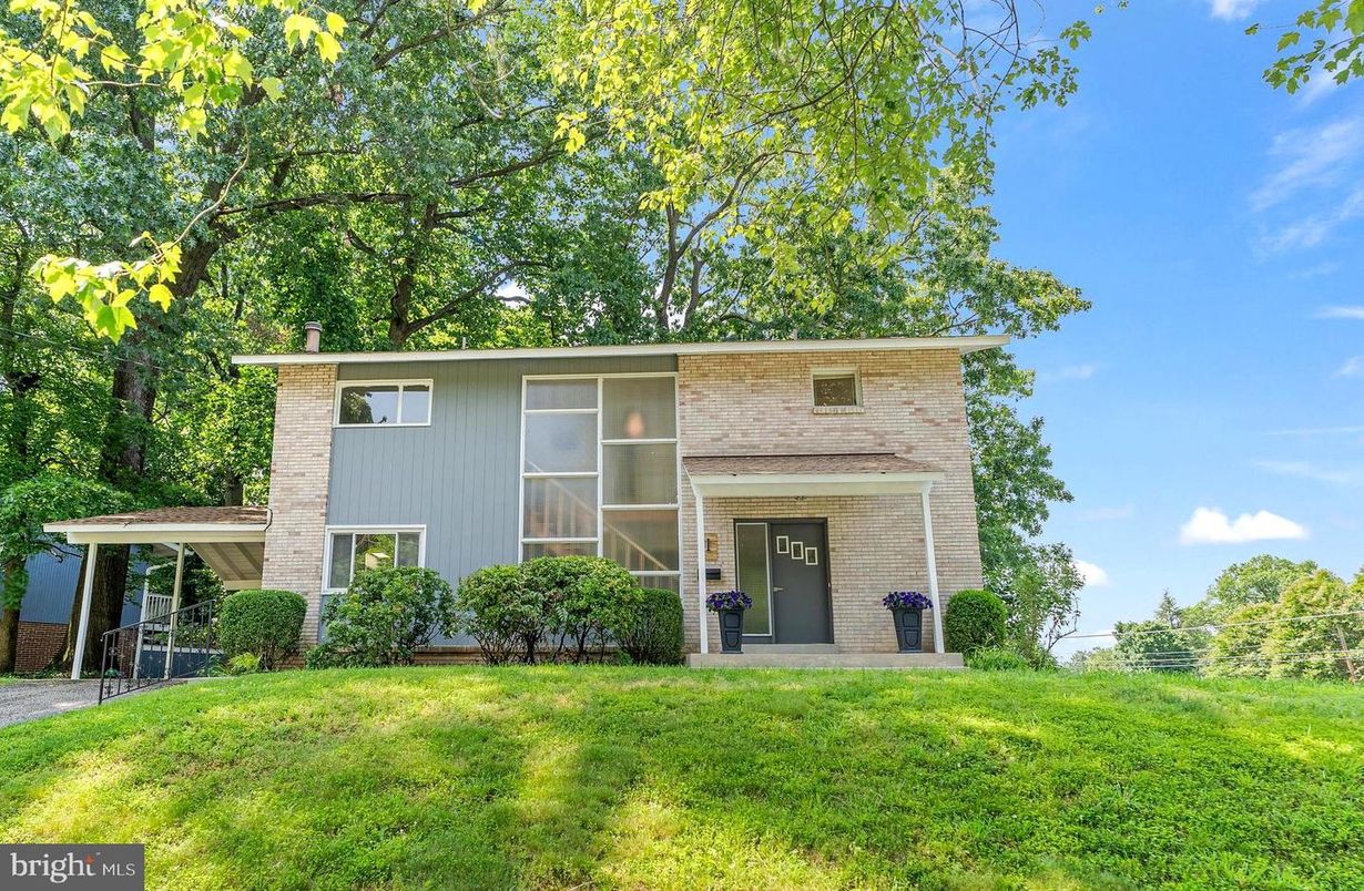 Backyard, Exterior, Facade, Brick Facade, Raised Ranch