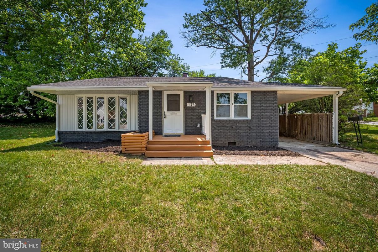 Backyard, Exterior, Facade, Brick Facade, Ranch