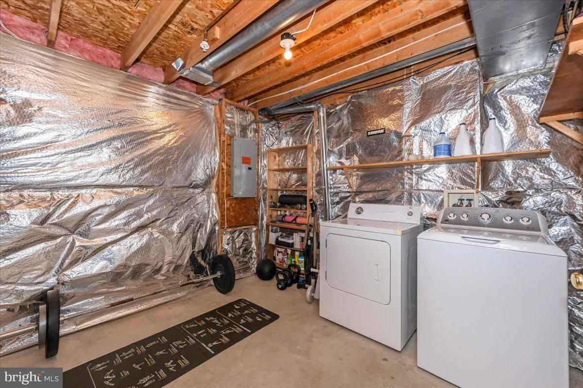Interior, Washer, Wooden Beams