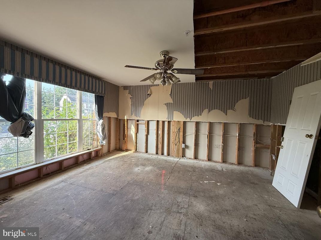 Empty room, Interior, Wooden Beams