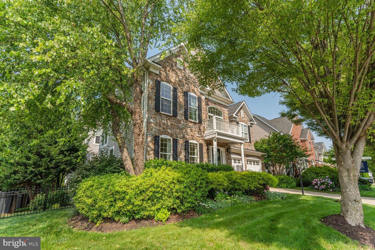 Attached, Exterior, Facade, Brick Facade, Queen Anne Victorian
