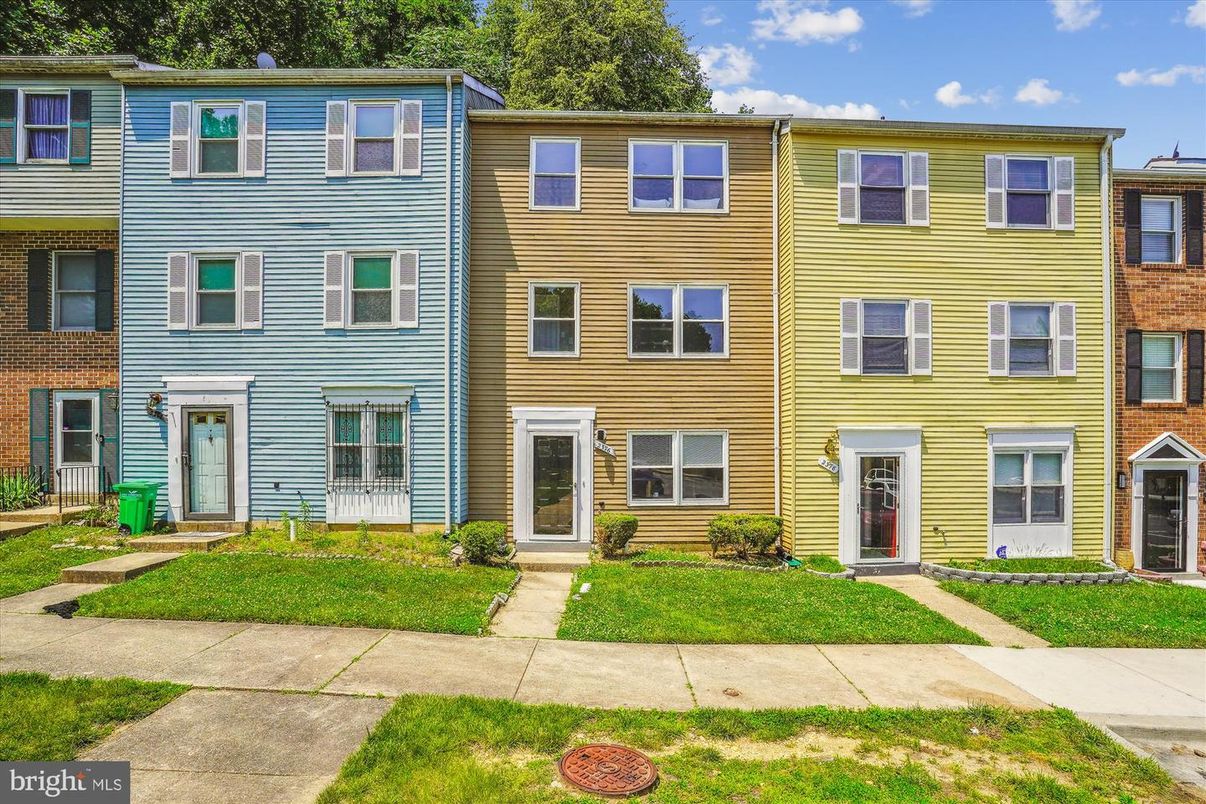 Exterior, Facade, Brick Facade, Rowhouse