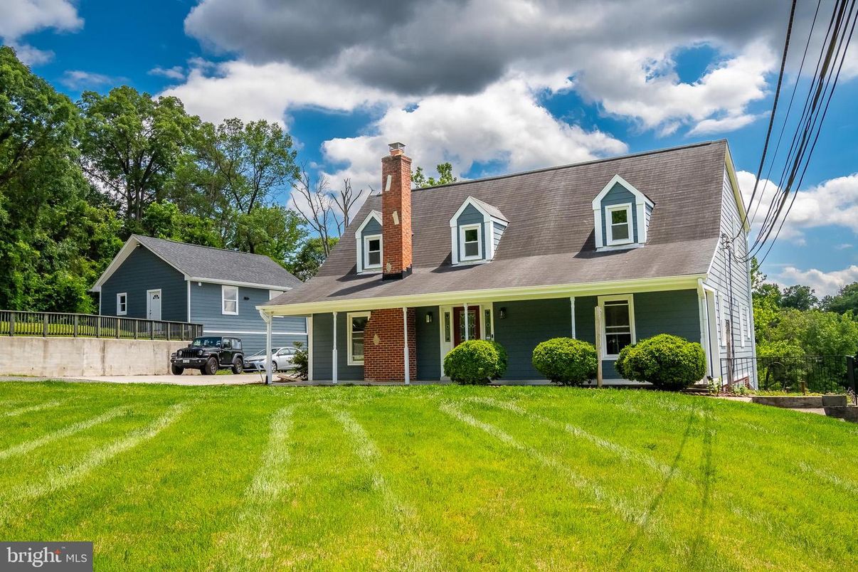 Attached, Exterior, Facade, Brick Facade, Cape Cod