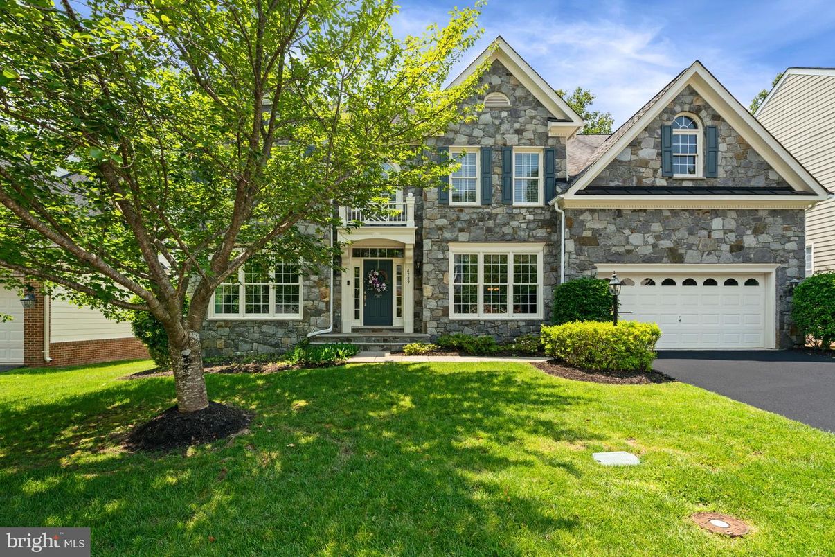 Attached, Exterior, Facade, Brick Traditional