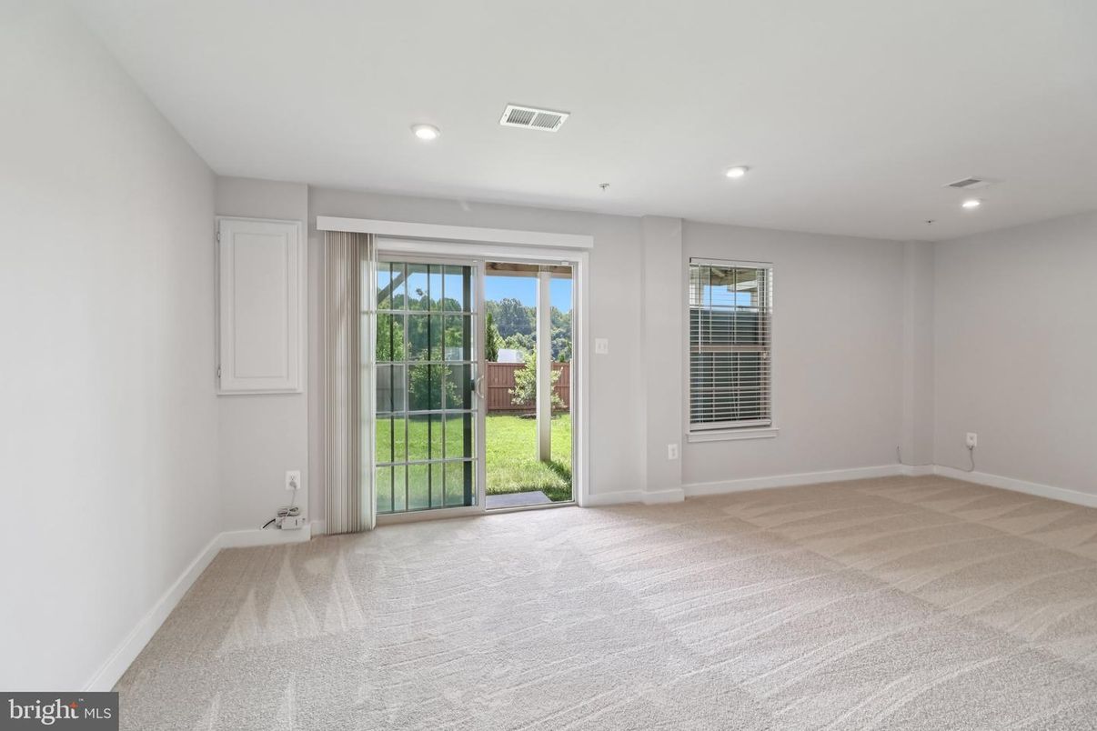 Empty room, Interior, Recessed Lighting