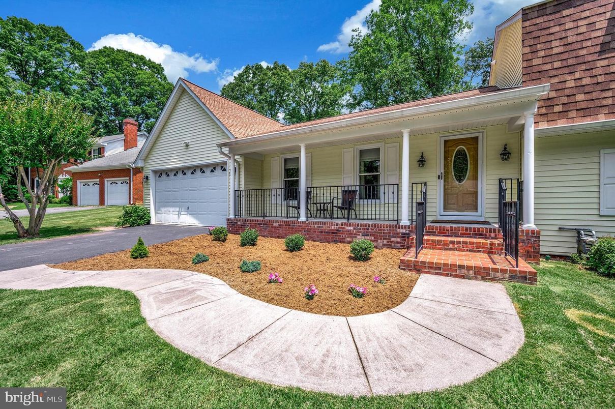 Attached, Exterior, Facade, Ranch