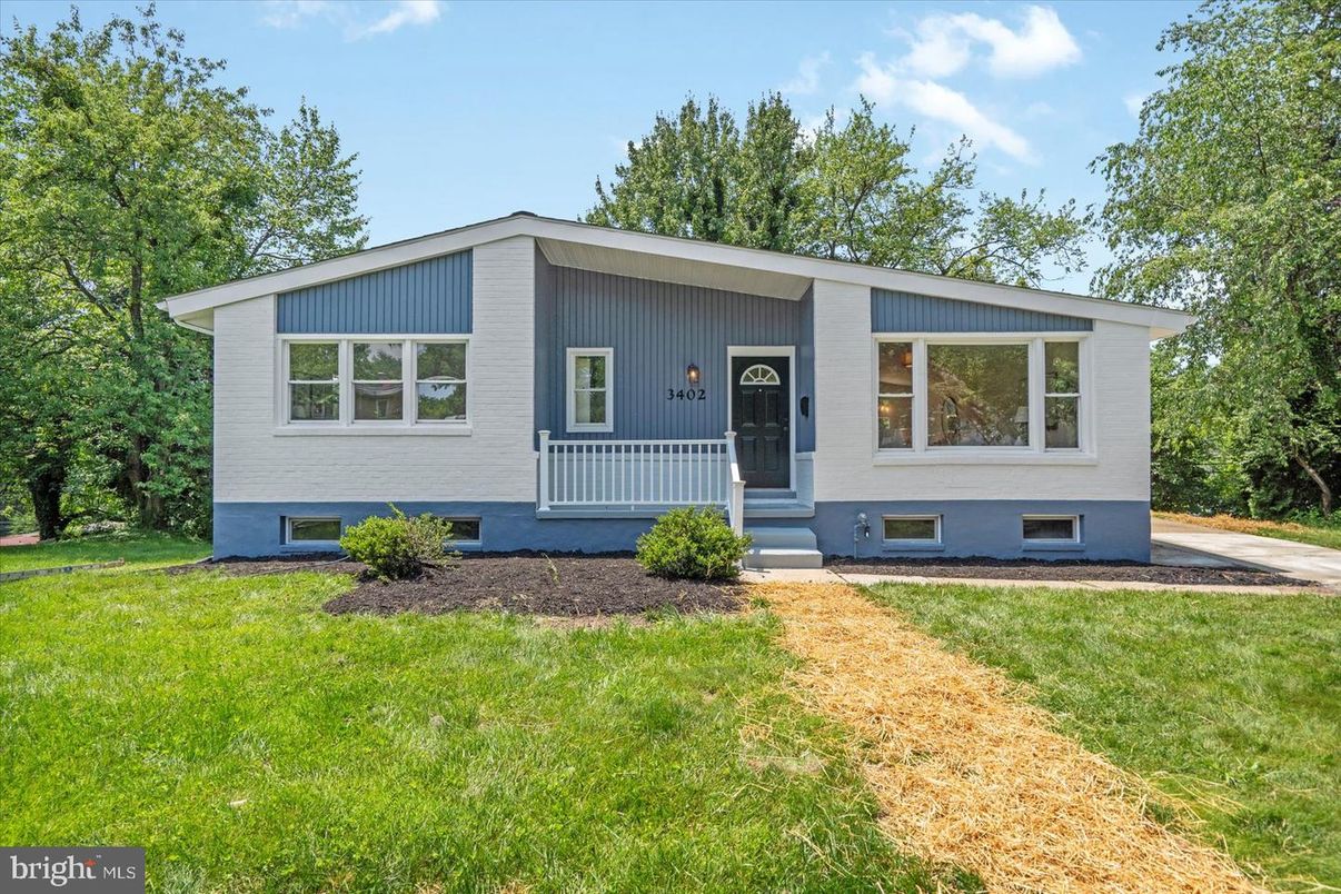 Backyard, Exterior, Facade, Raised Ranch