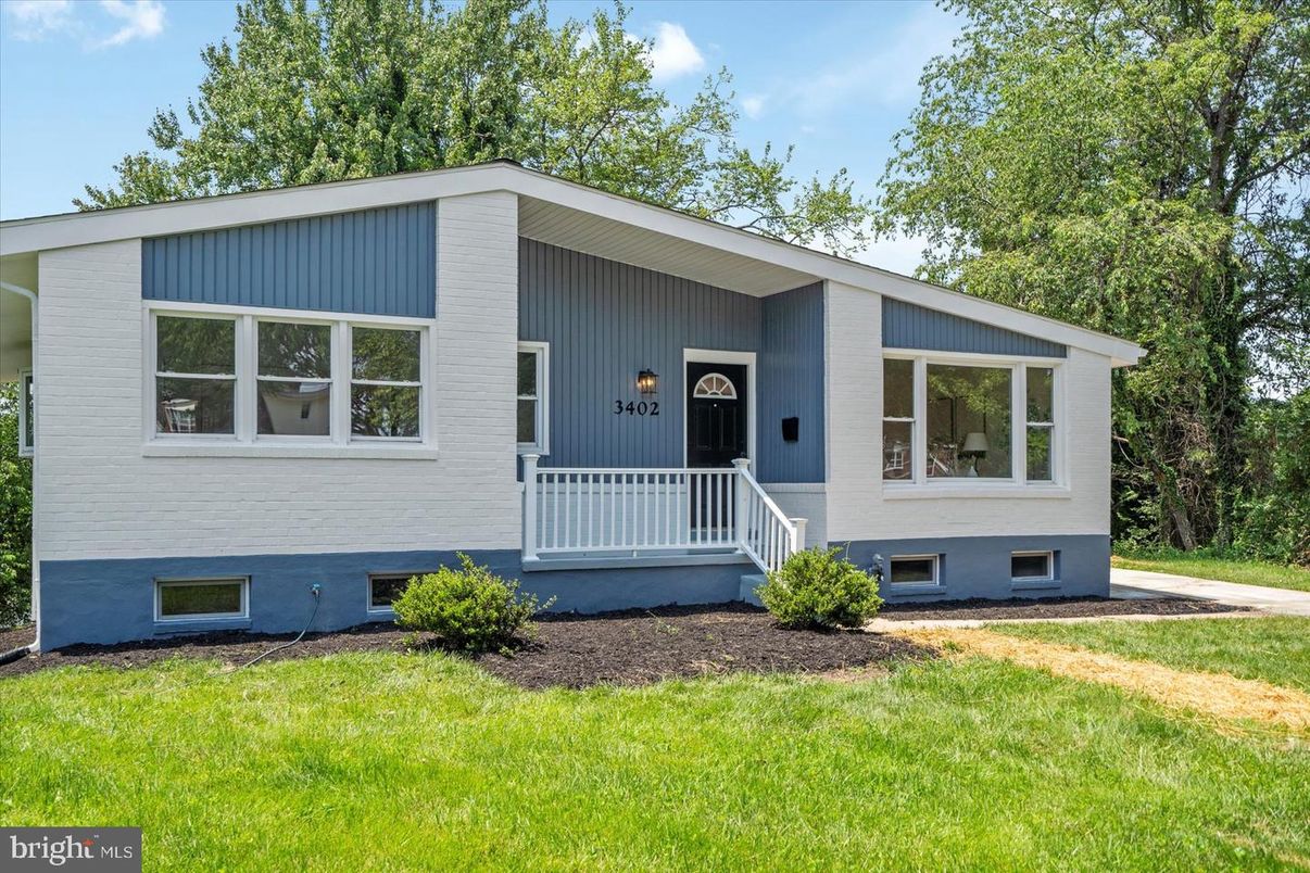 Backyard, Exterior, Facade, Raised Ranch
